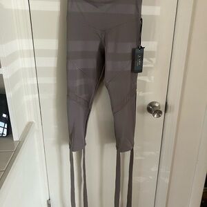 L'URV Gray Leggings with Mid-Calf Length and Form-Fitting Design